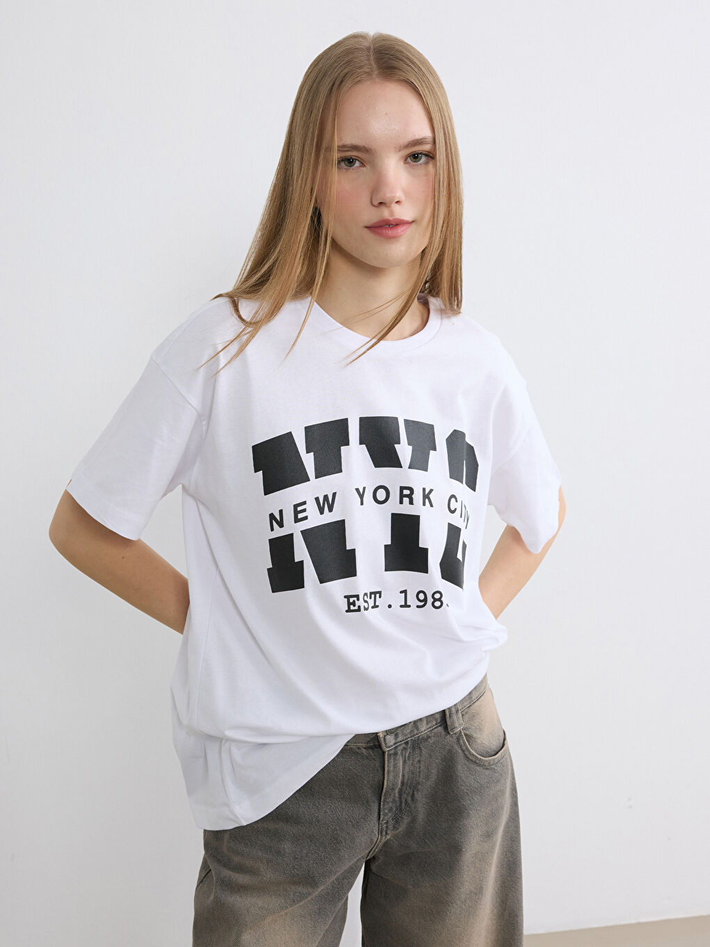 تي شيرت نسائي مطبوع نيويورك سيتي بياقة دائرية