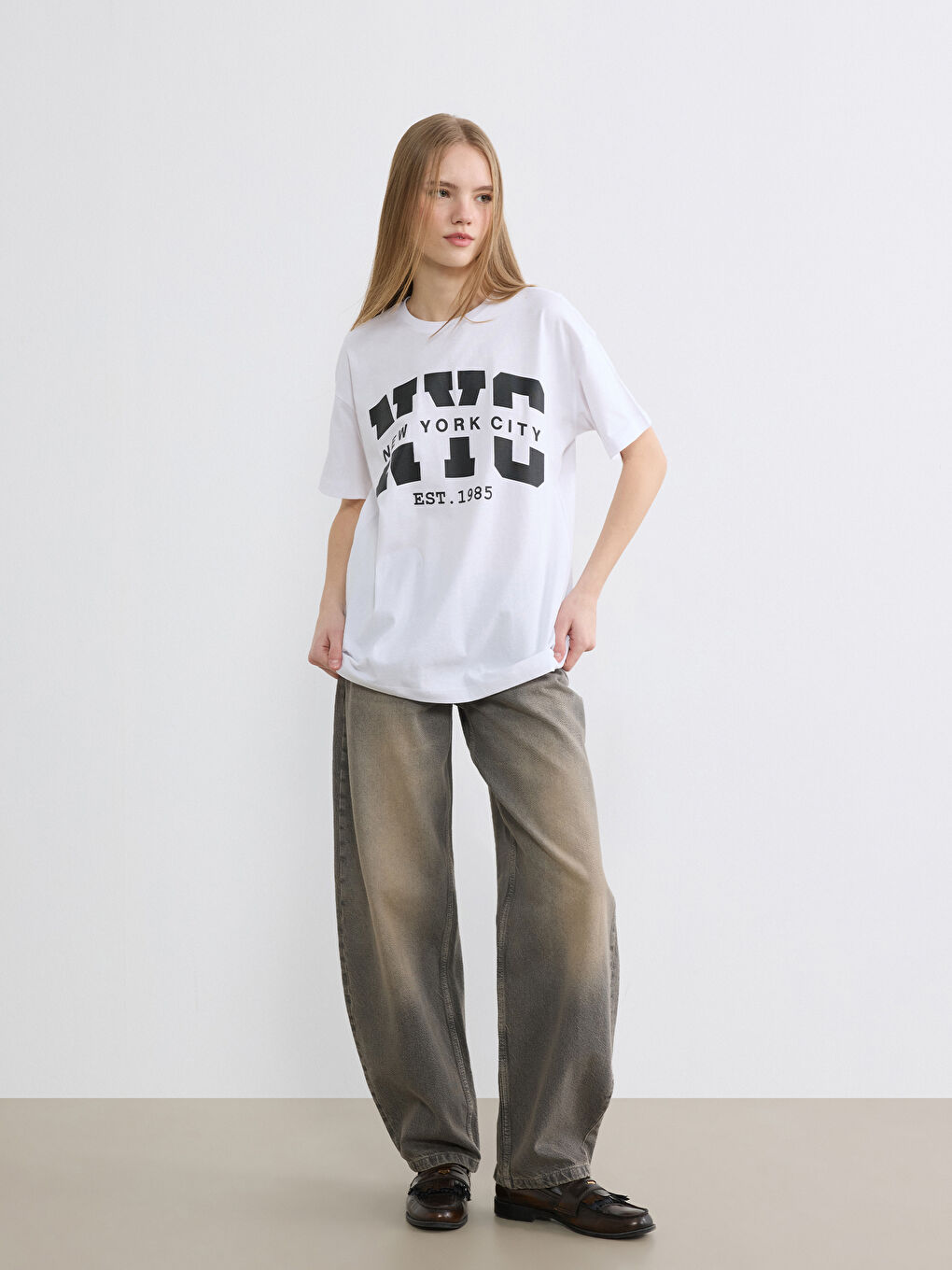 تي شيرت نسائي مطبوع نيويورك سيتي بياقة دائرية-1