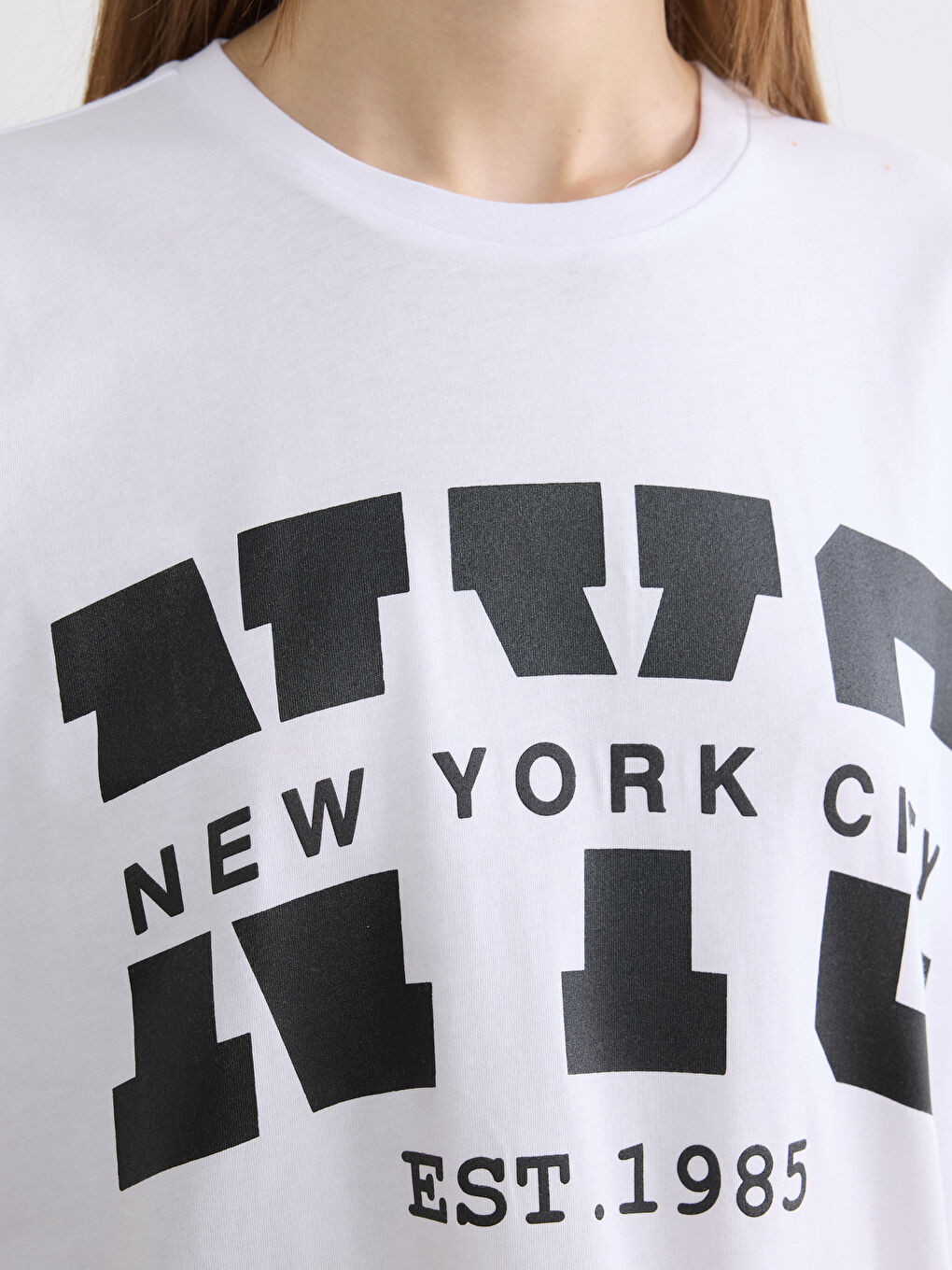 تي شيرت نسائي مطبوع نيويورك سيتي بياقة دائرية-2