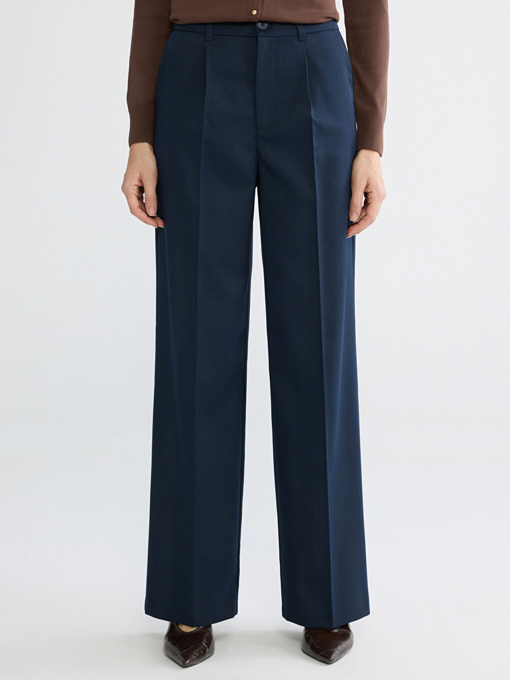 Effortless chic meets relaxed tailoring in our Wide-Leg Pleated Trousers.-1