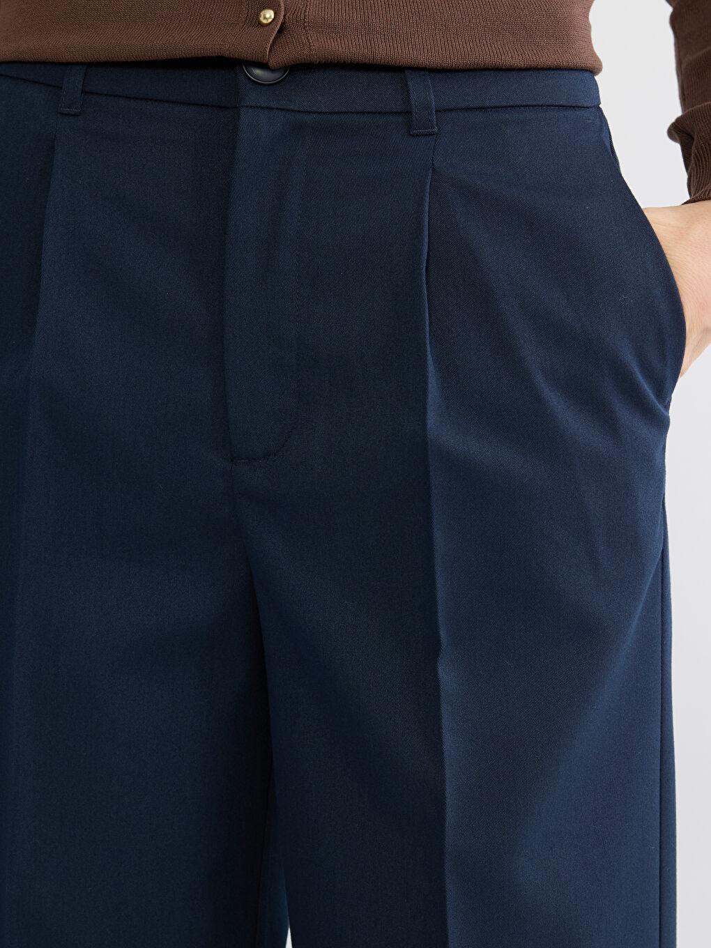 Effortless chic meets relaxed tailoring in our Wide-Leg Pleated Trousers.-2