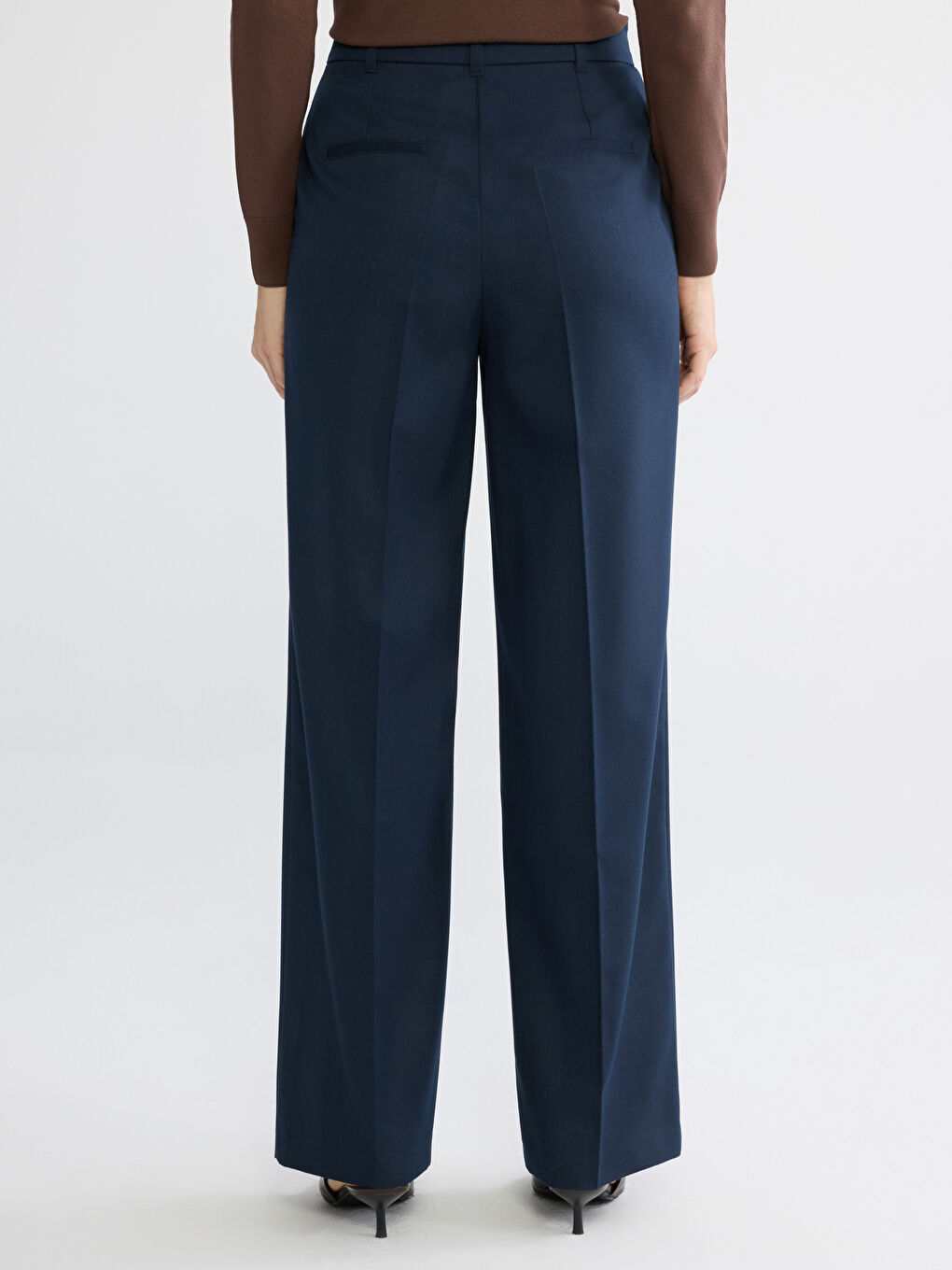 Effortless chic meets relaxed tailoring in our Wide-Leg Pleated Trousers.-3