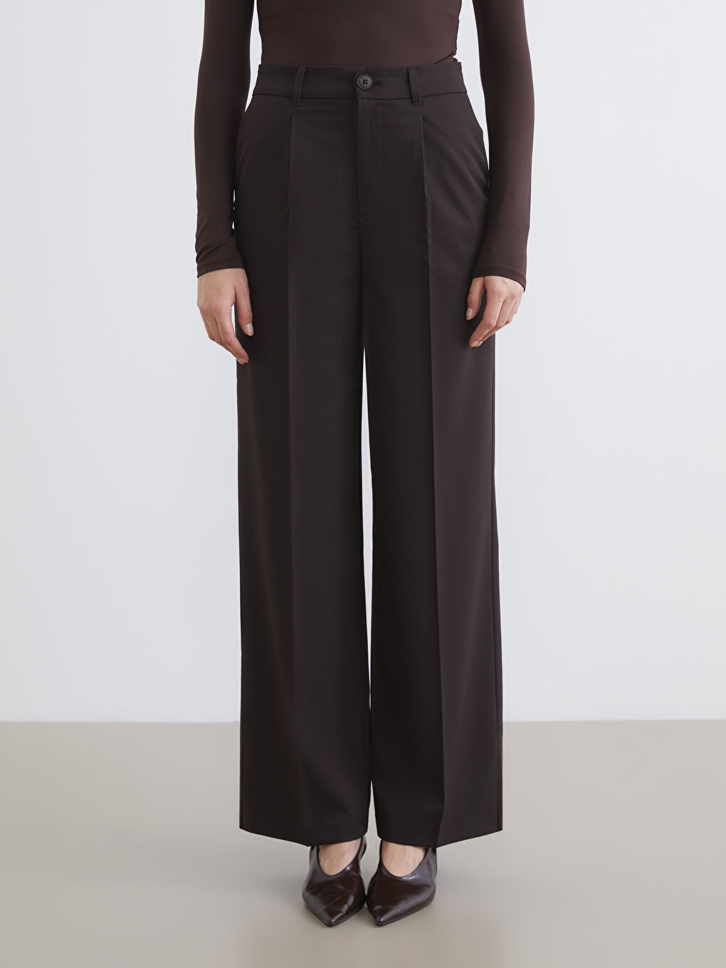 Effortless elegance meets relaxed tailoring in our wide-leg, pleated trousers.-1
