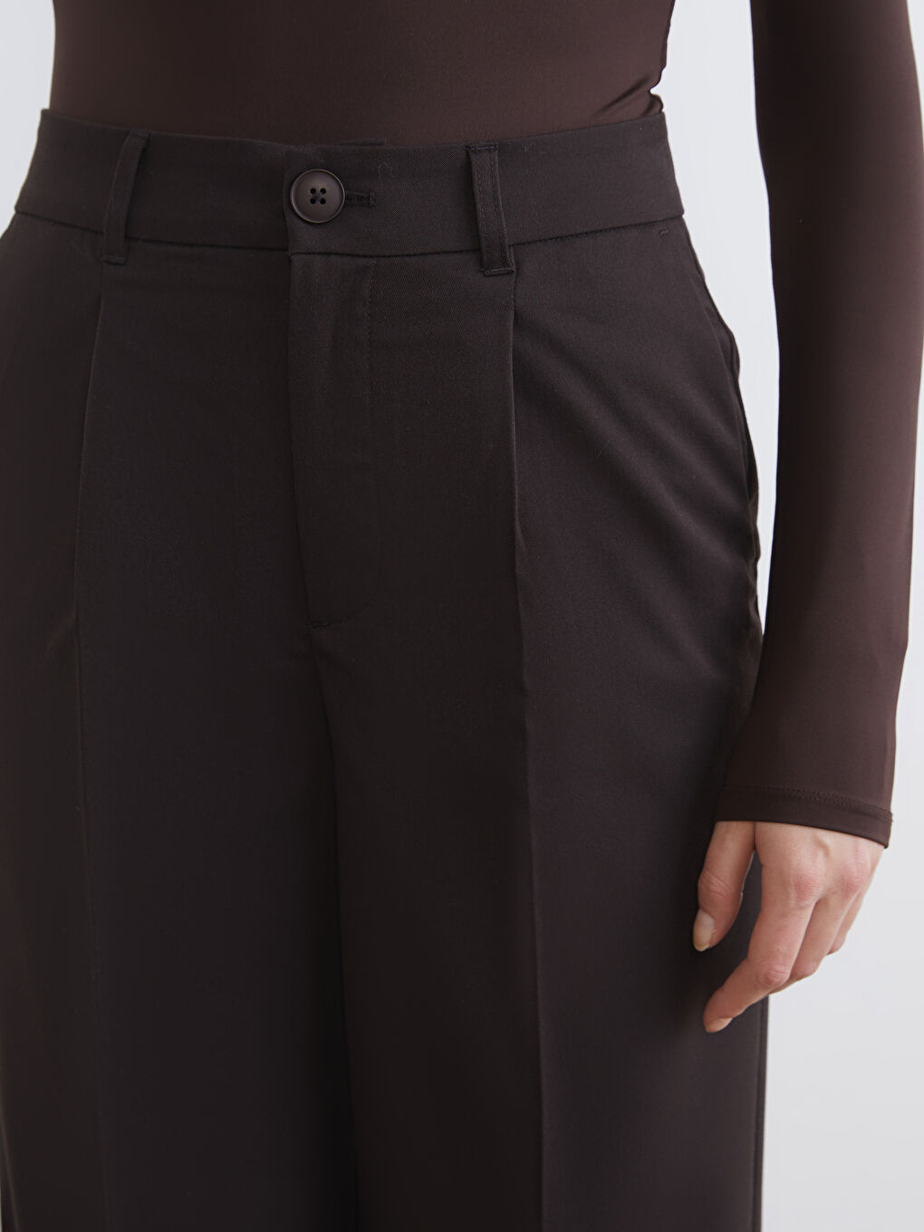 Effortless elegance meets relaxed tailoring in our wide-leg, pleated trousers.-2