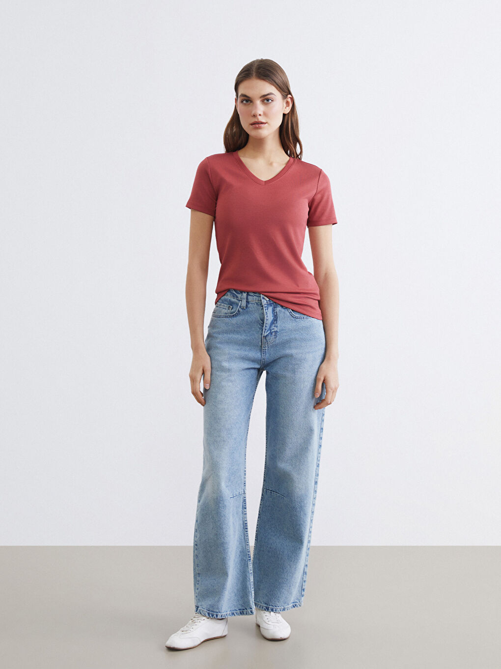 Дамска тениска с V-образно деколте и мек допир-1