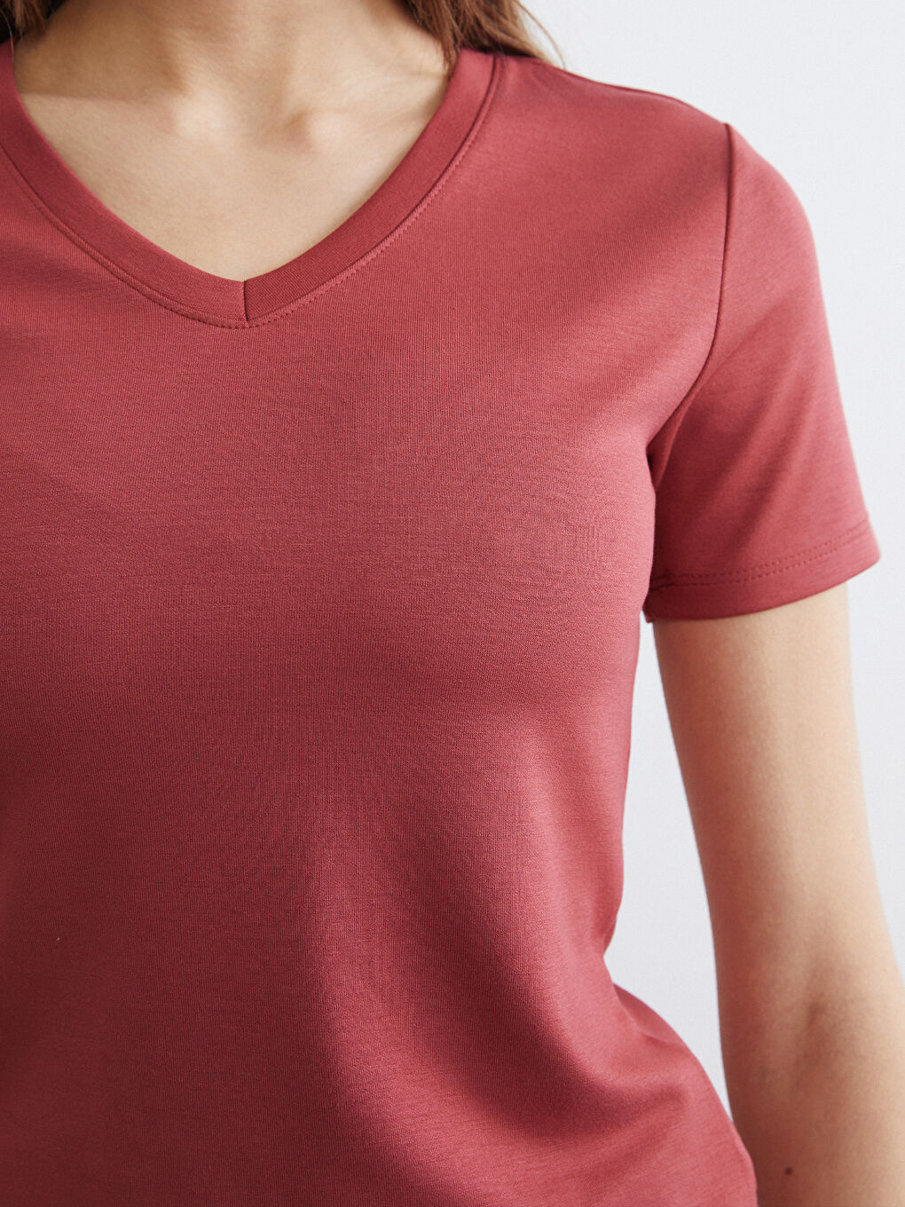 Дамска тениска с V-образно деколте и мек допир-2