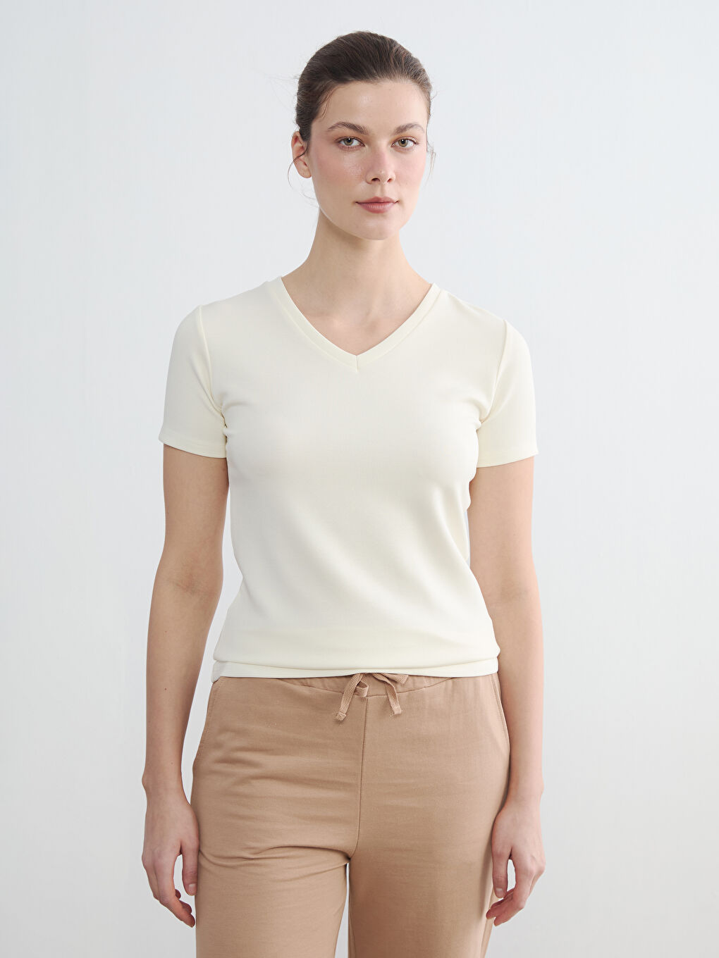 Ekru V Yaka Soft Touch Kadın Tişört	