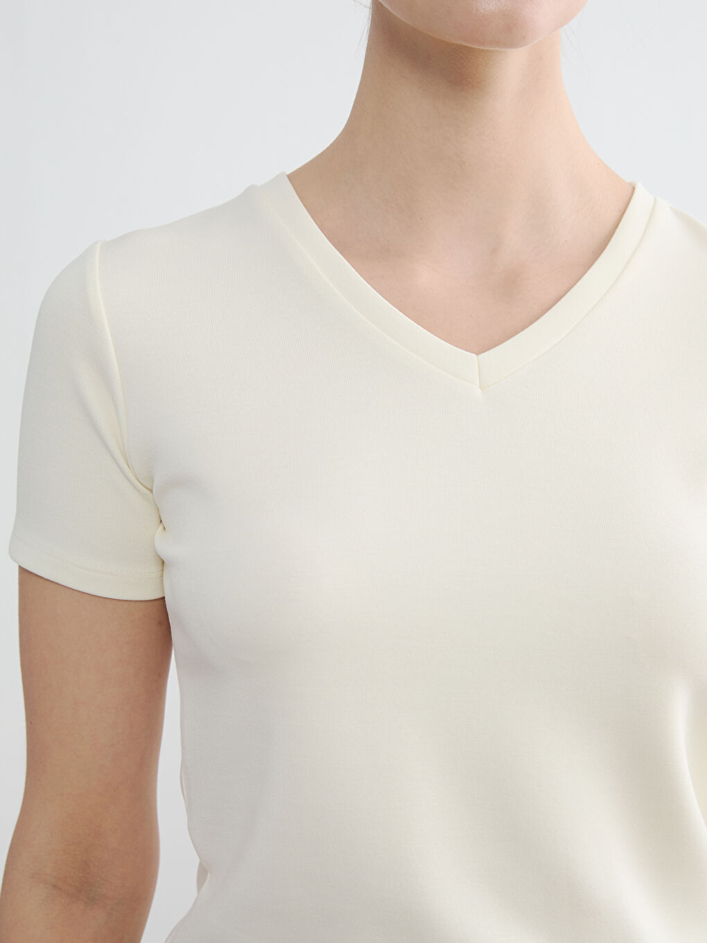 Ekru V Yaka Soft Touch Kadın Tişört	-2