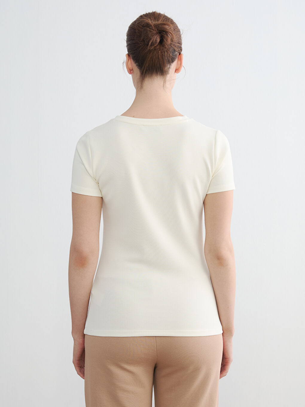 Ekru V Yaka Soft Touch Kadın Tişört	-3