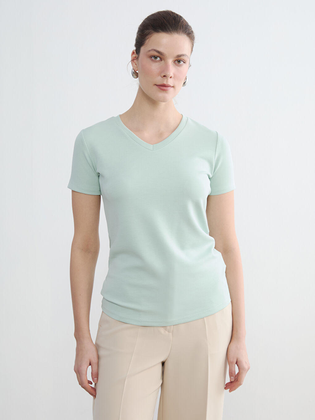 Әйелдер жасыл футболка