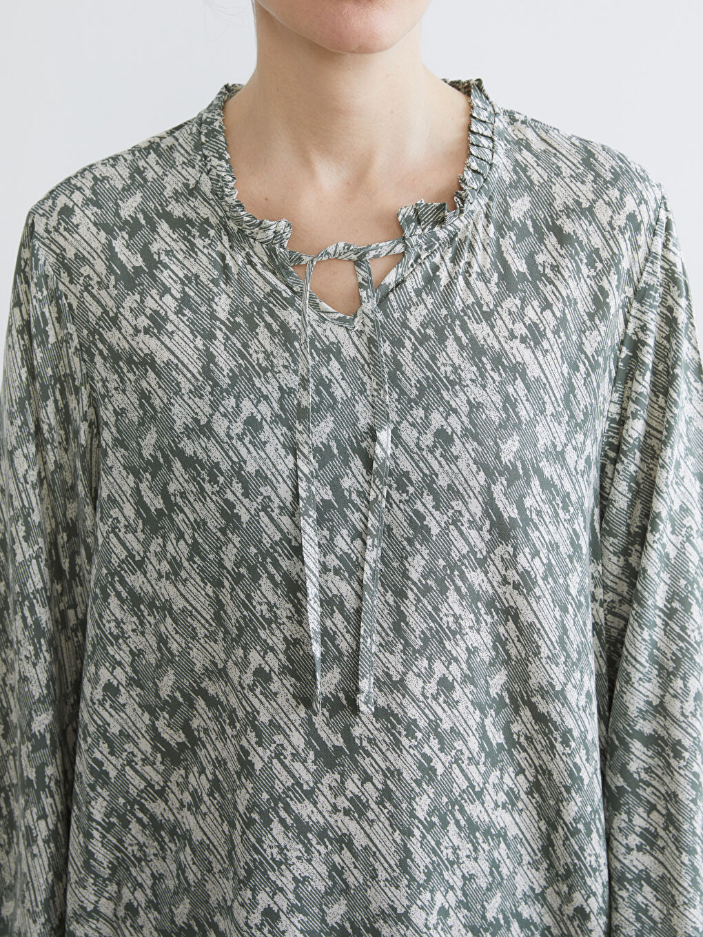 Yeşil Bağlamalı Yaka Desenli Bluz-2