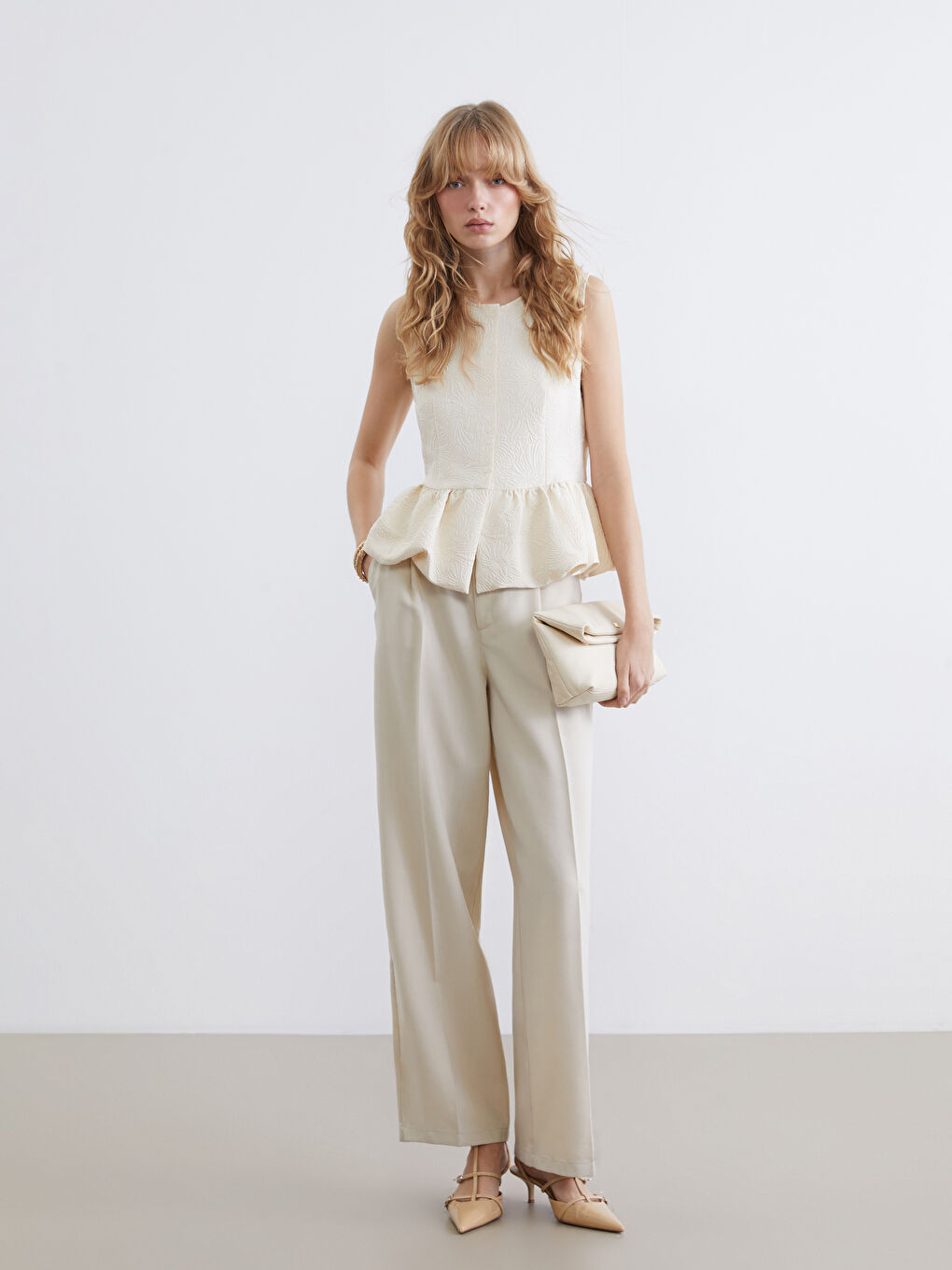 Ekru Bisiklet Yaka Desenli Fırfırlı Bluz-1