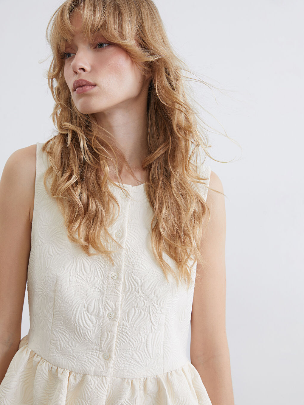 Ekru Bisiklet Yaka Desenli Fırfırlı Bluz-2