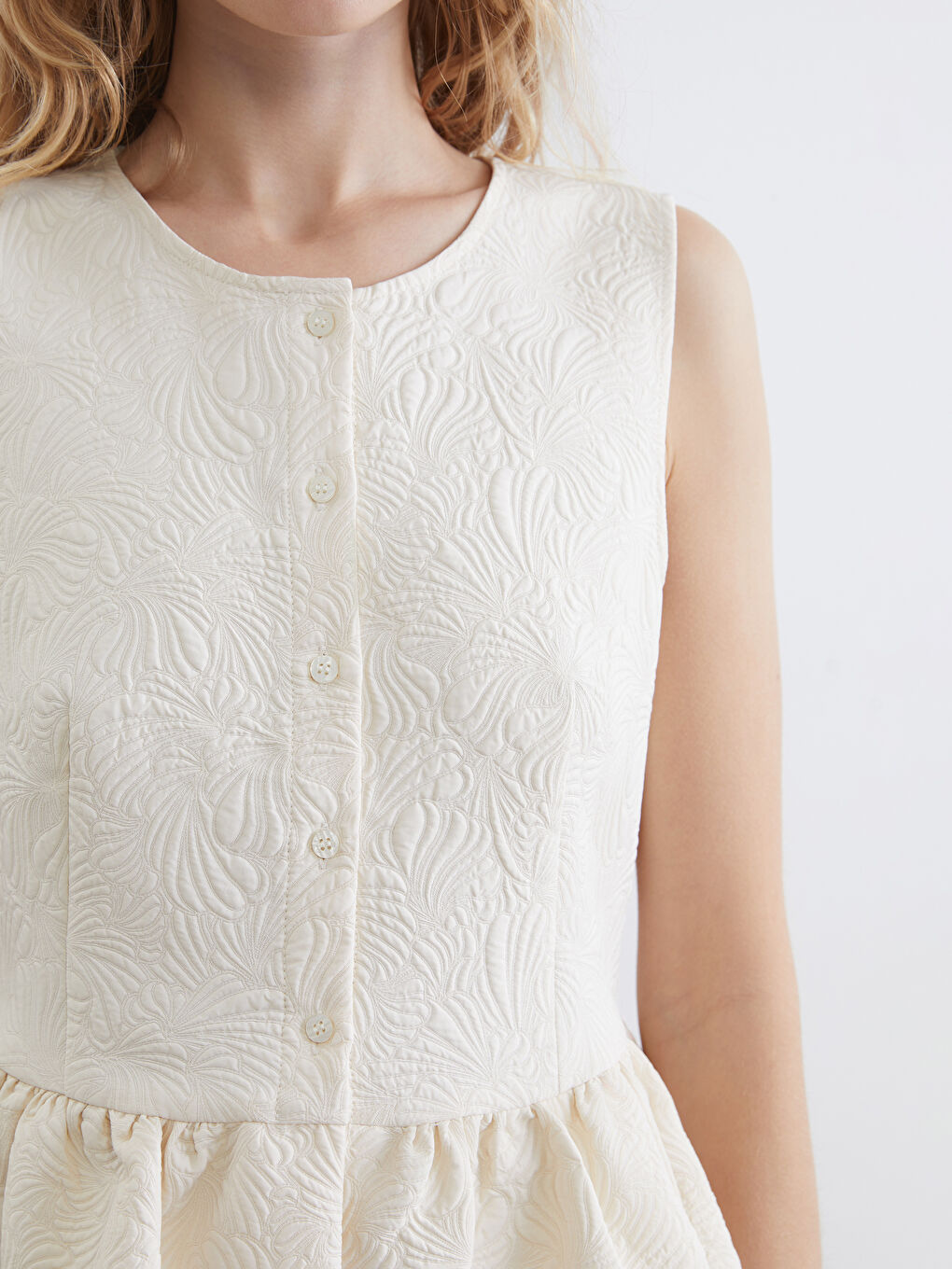 Ekru Bisiklet Yaka Desenli Fırfırlı Bluz-3