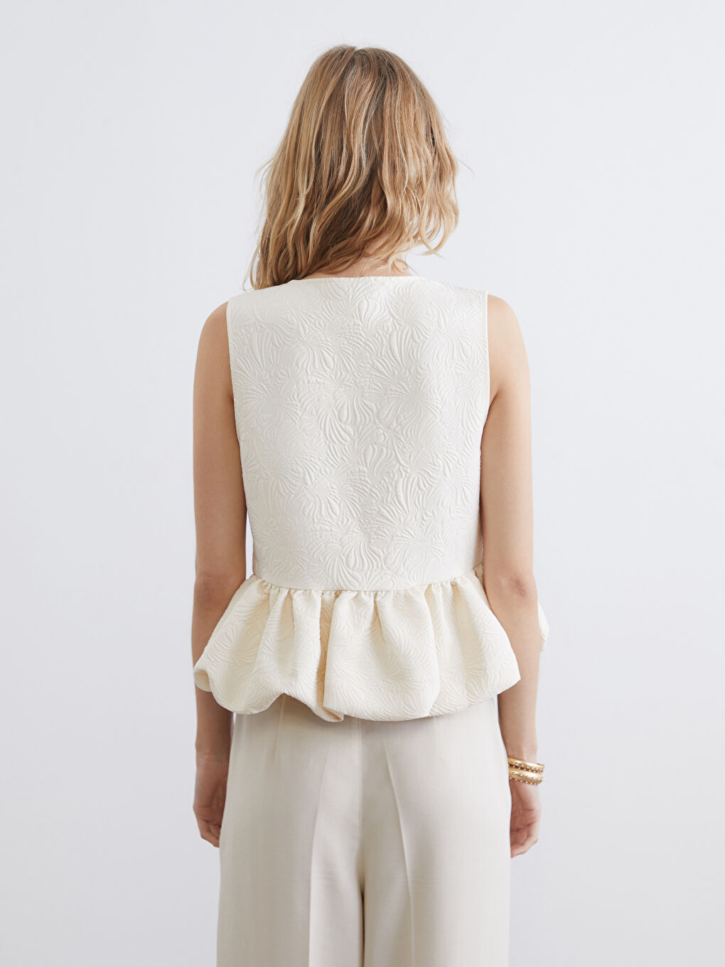 Ekru Bisiklet Yaka Desenli Fırfırlı Bluz-4