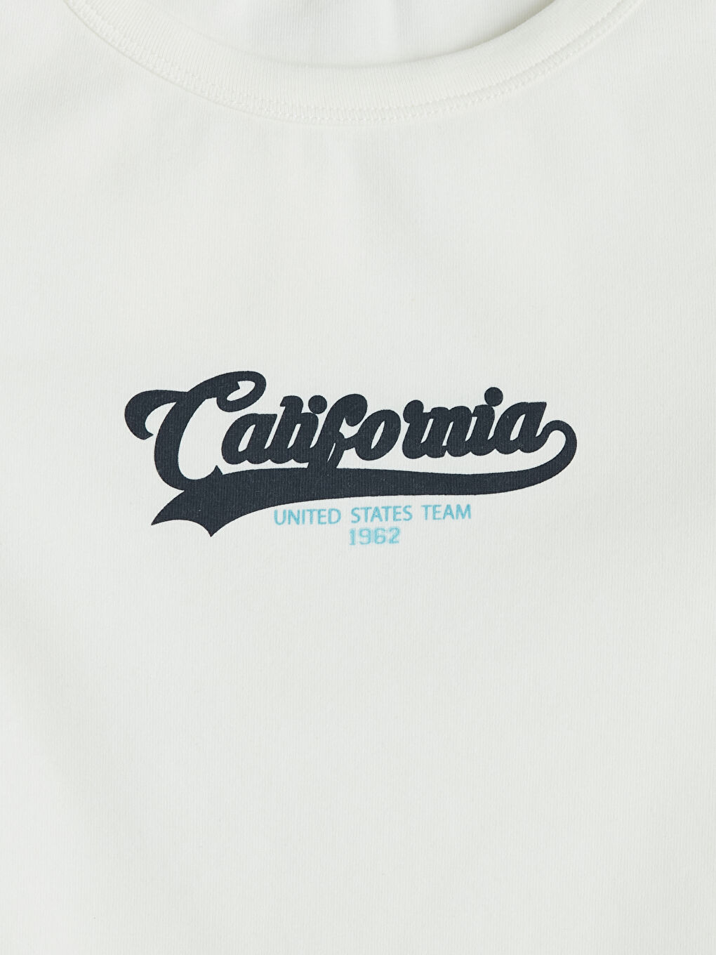 Beyaz Bisiklet Yaka California Baskılı Kadın Tişört-2