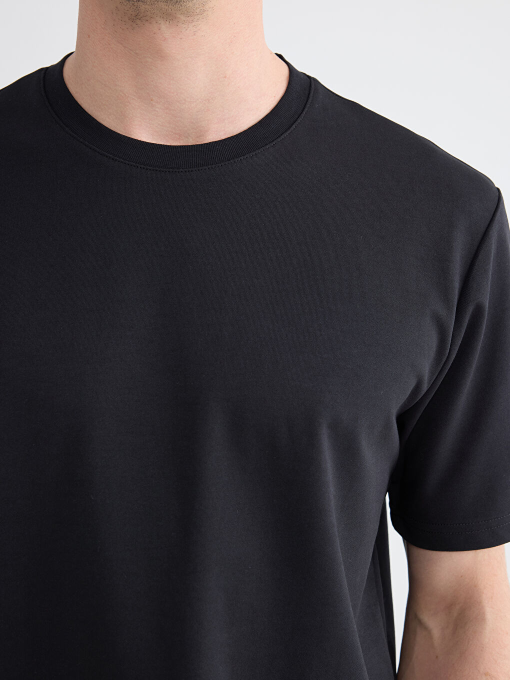 Siyah Bisiklet Yaka Erkek Tişört-2