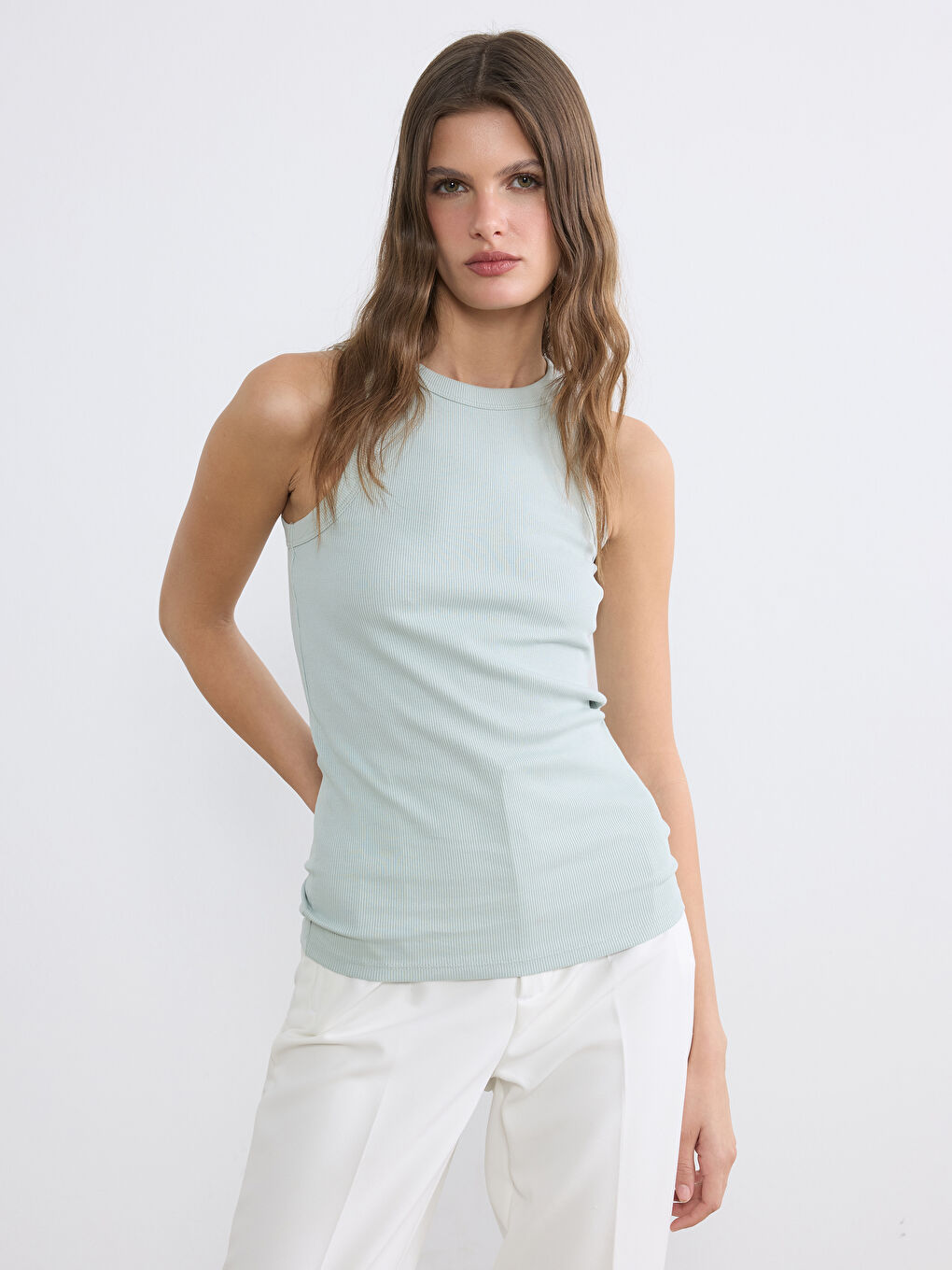 Ženska majica bez rukava sa okruglim izrezom