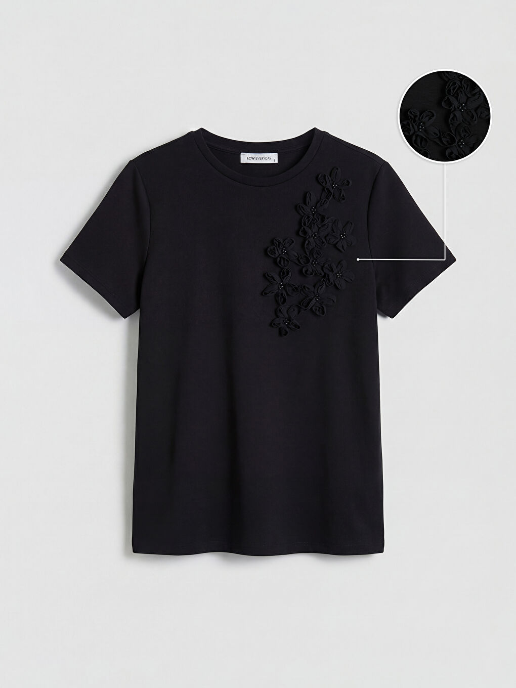 Siyah Bisiklet Yaka Çiçek Aplikeli Bluz