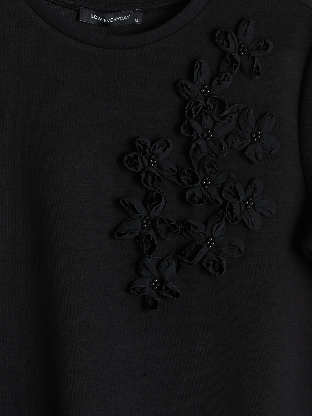 Siyah Bisiklet Yaka Çiçek Aplikeli Bluz-2