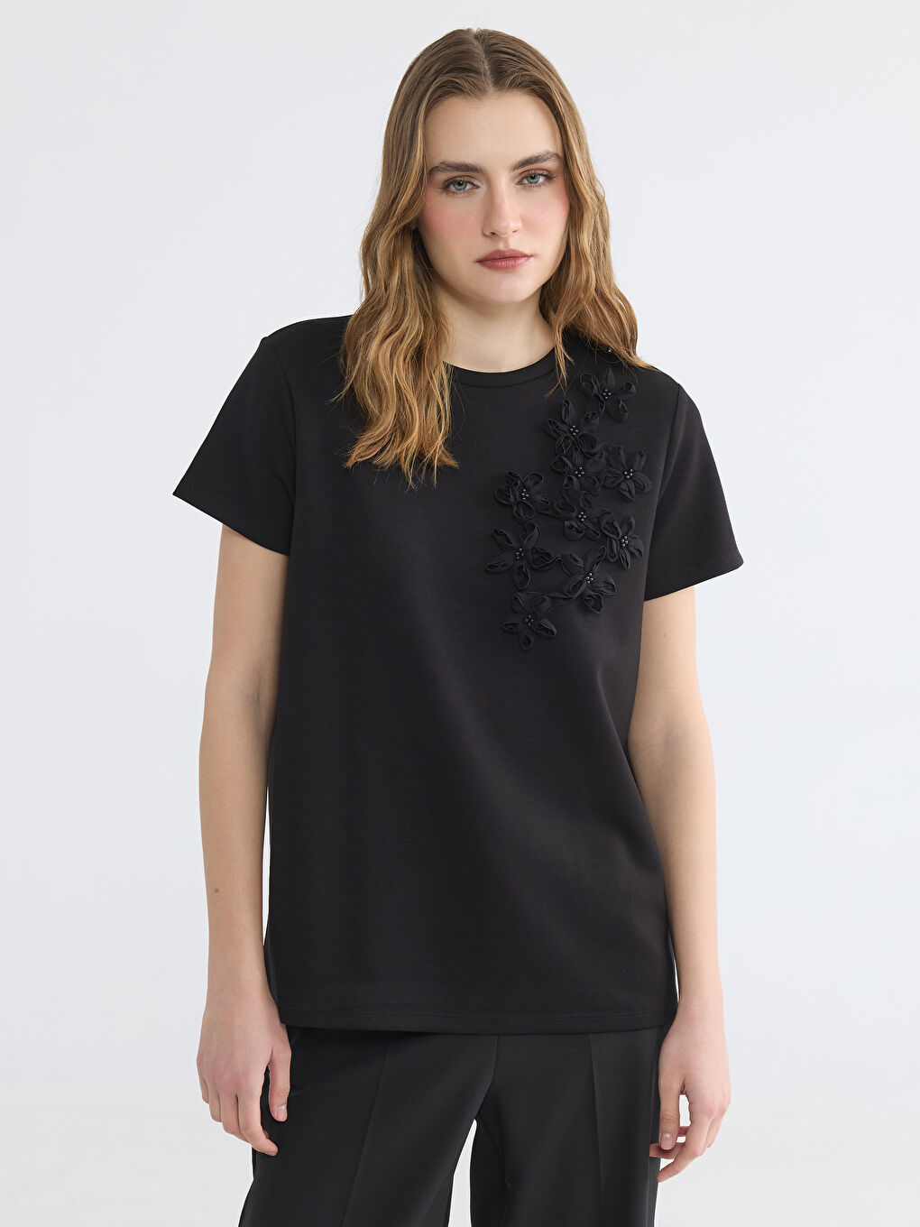 بلوزة بياقة دائرية مزينة بتطريزات زهرية