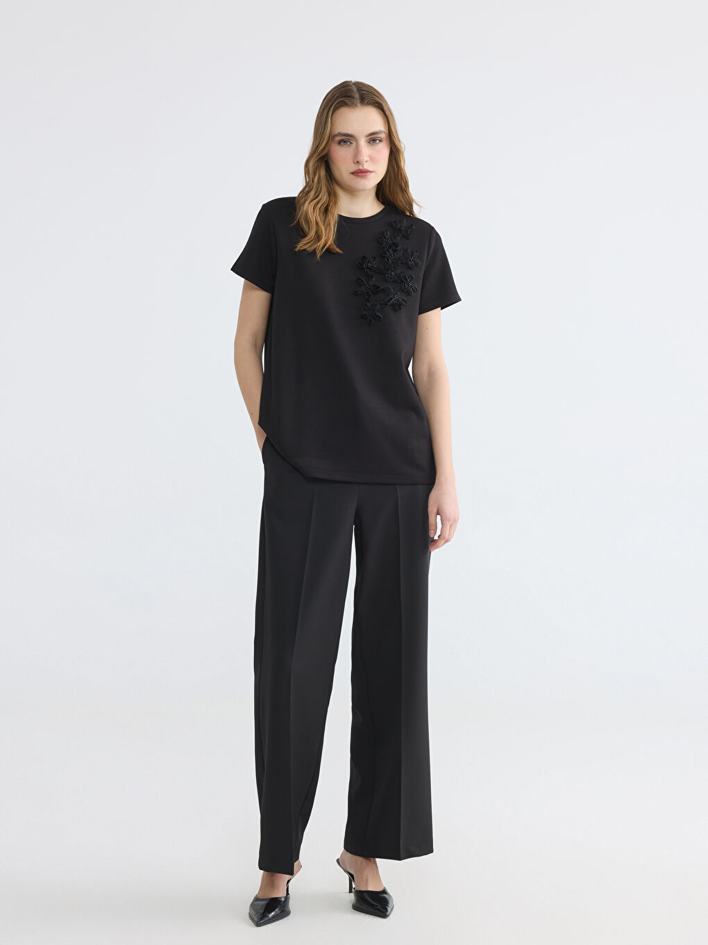 بلوزة بياقة دائرية مزينة بتطريزات زهرية-1