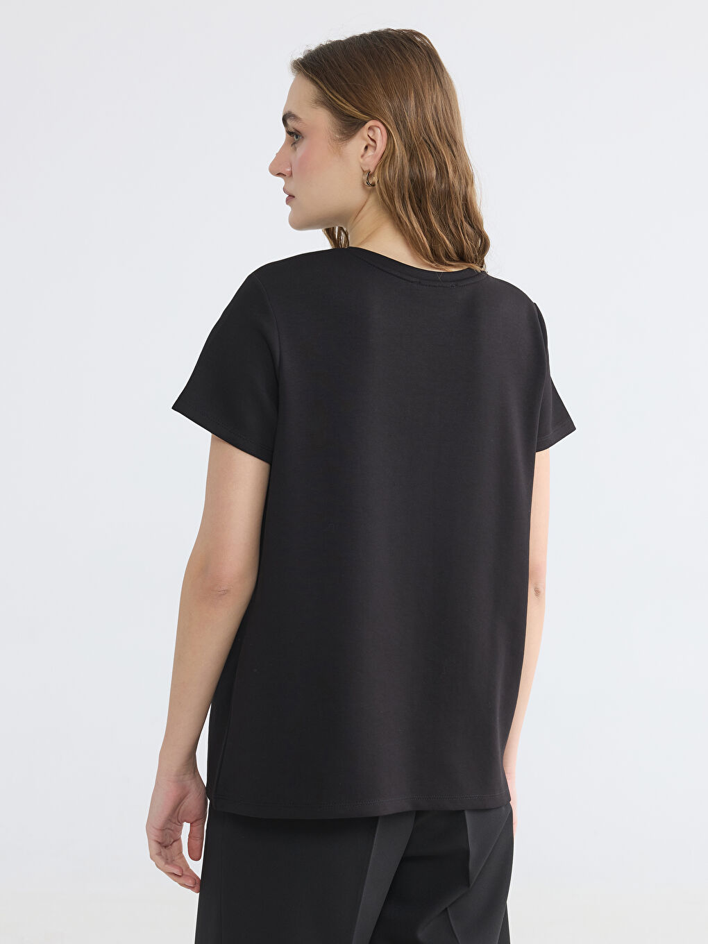 بلوزة بياقة دائرية مزينة بتطريزات زهرية-3