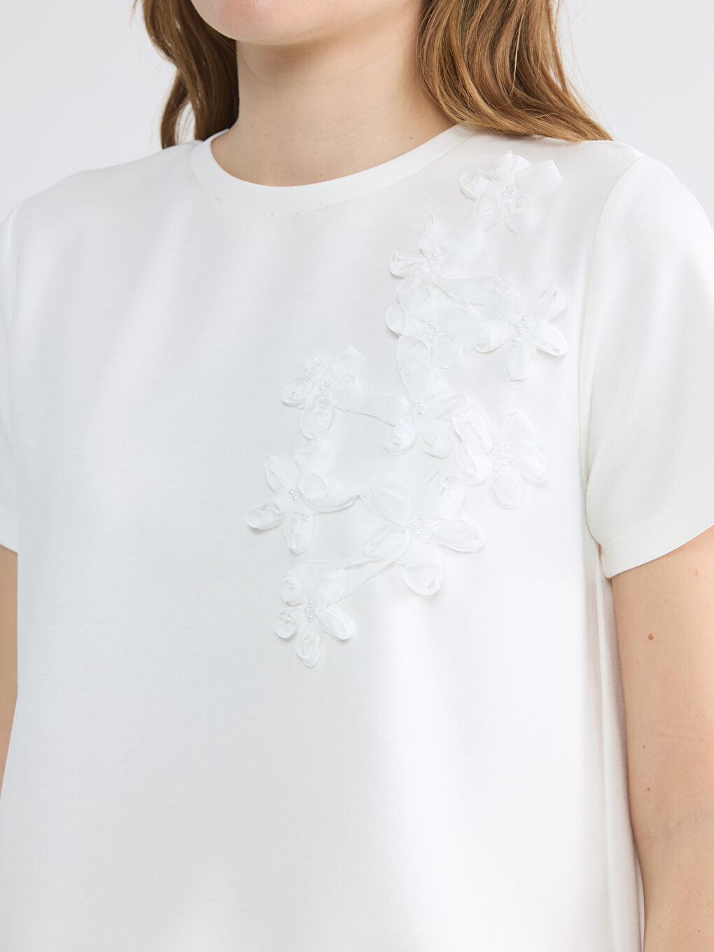 Beyaz Bisiklet Yaka Çiçek Aplikeli Bluz-2