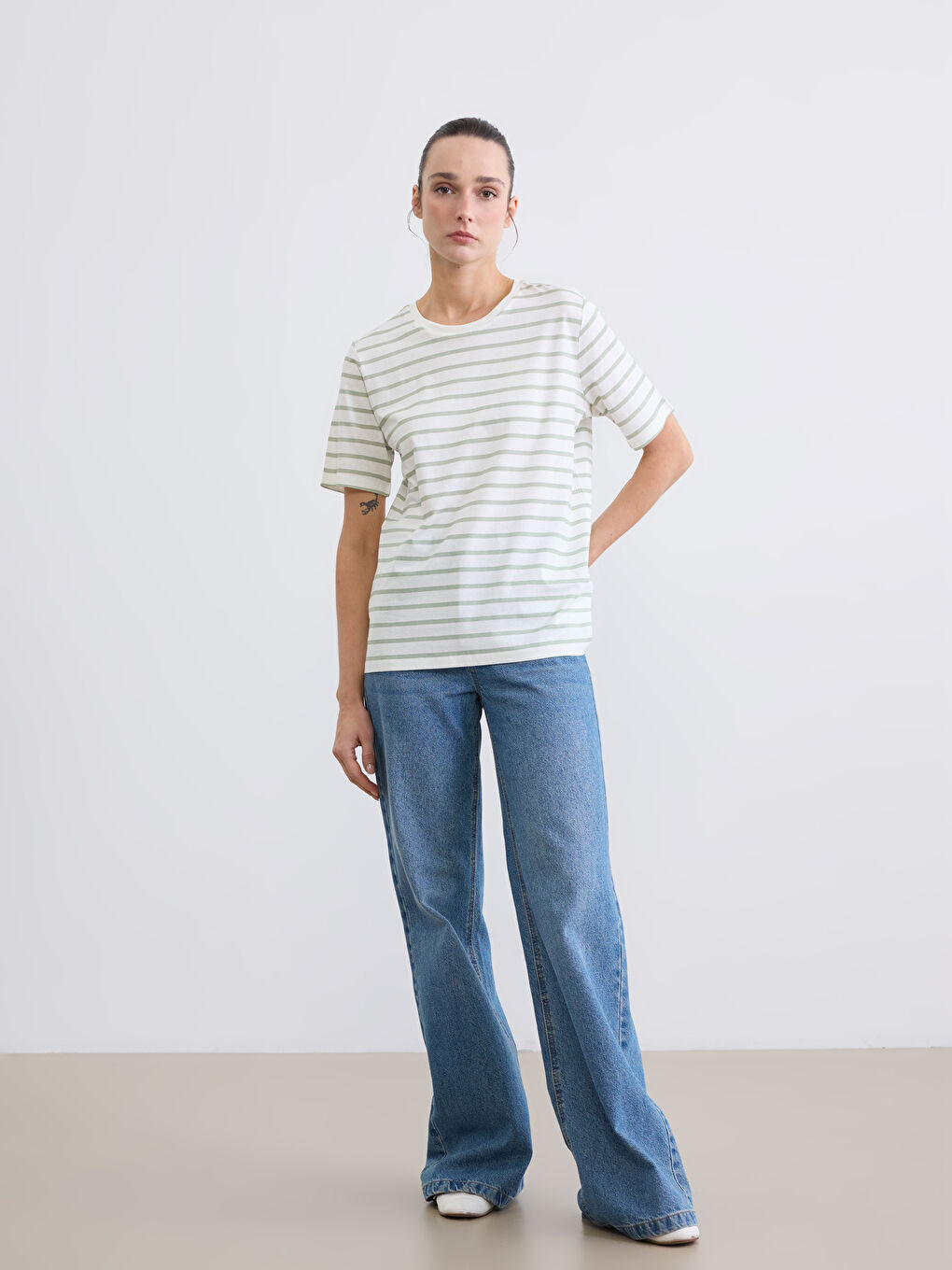 მრგვალი საყელო ზოლიანი ქალის მაისური-1