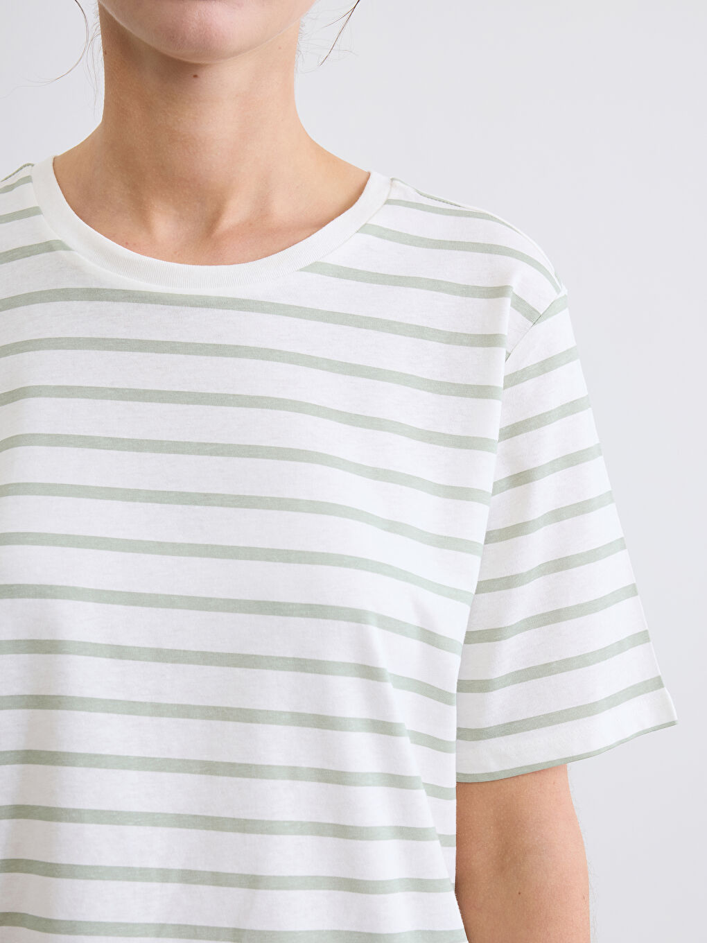 მრგვალი საყელო ზოლიანი ქალის მაისური-2