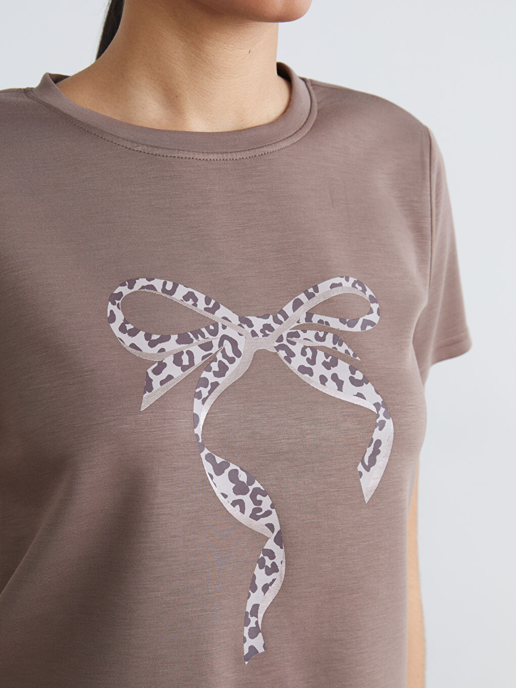 дөңгелек жағалы принтті әйелдер футболкасы-2