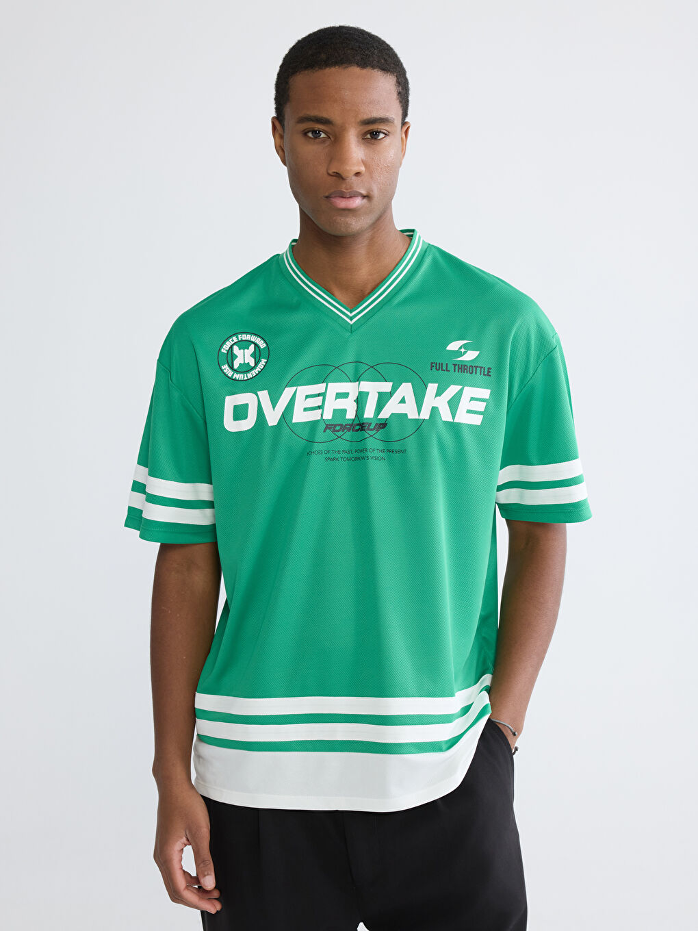 Yeşil V Yaka Baskılı Erkek Tişört