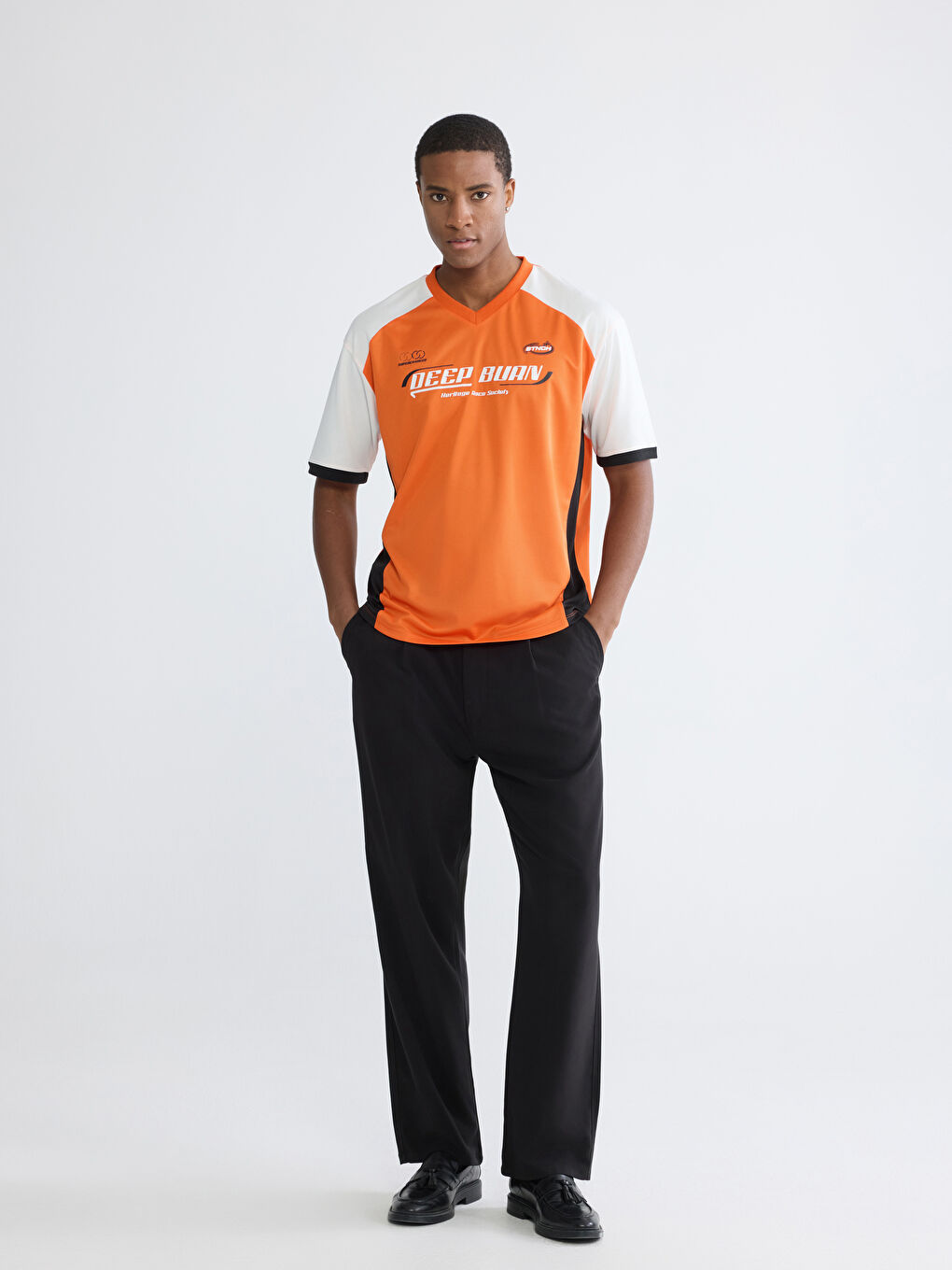 Turuncu V Yaka Baskılı Bol Kalıp Erkek Tişört-1