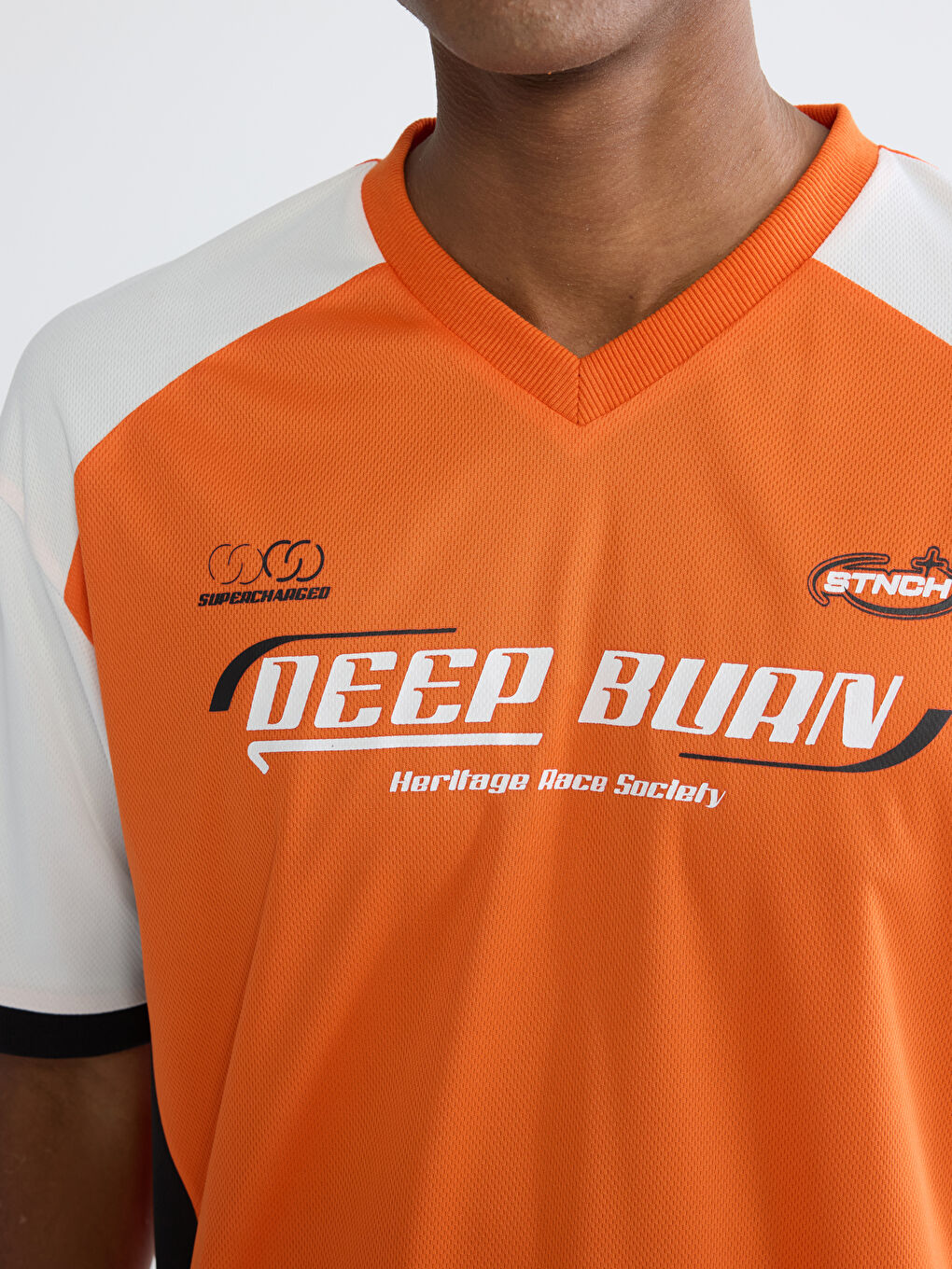 Turuncu V Yaka Baskılı Bol Kalıp Erkek Tişört-2