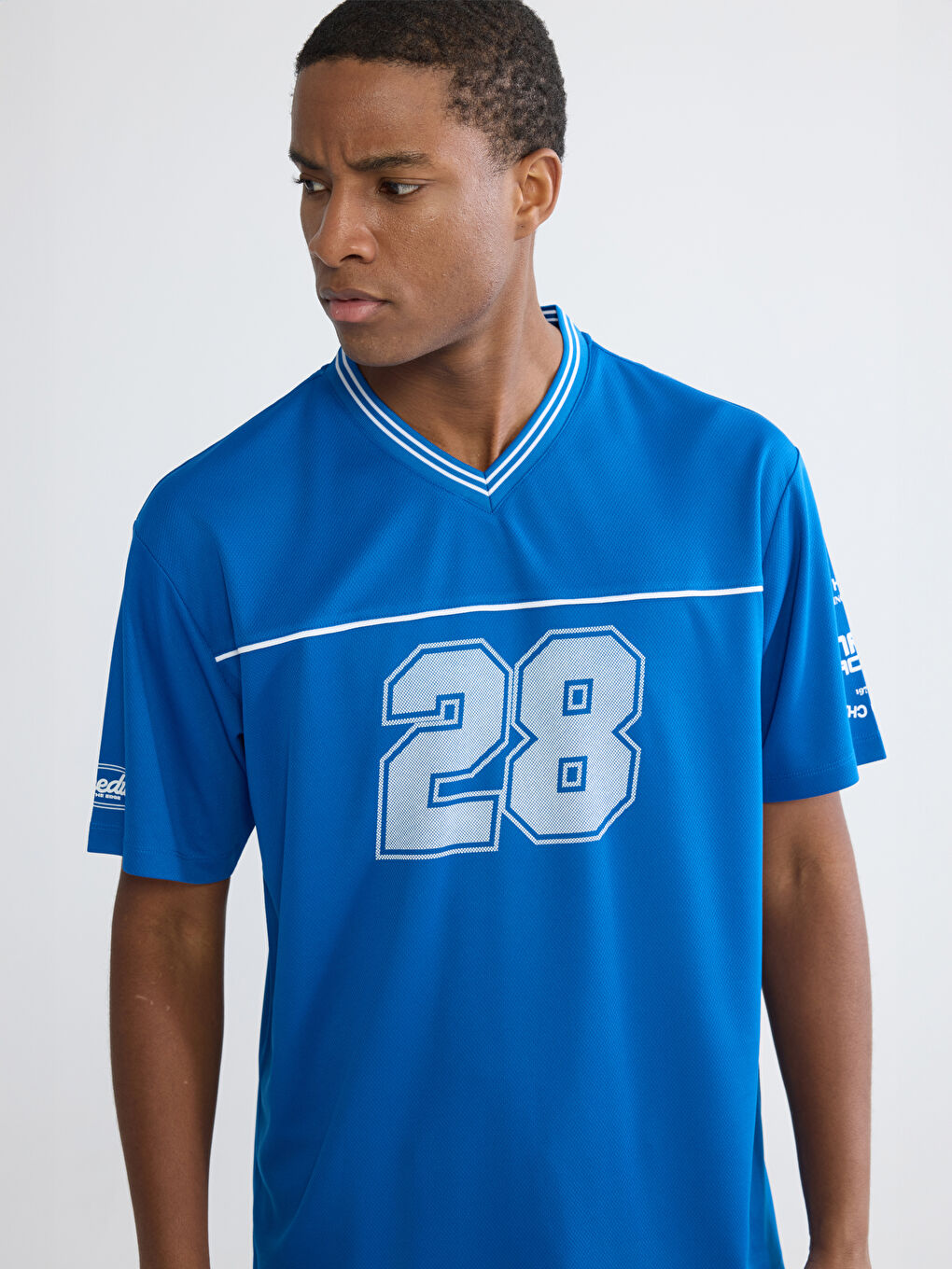 Mavi V Yaka Baskılı Erkek Tişört