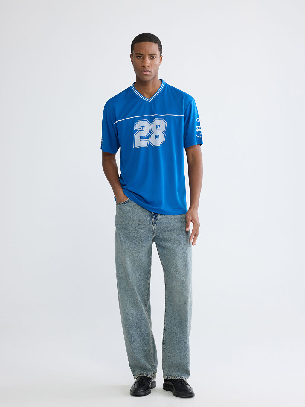 Mavi V Yaka Baskılı Erkek Tişört-1