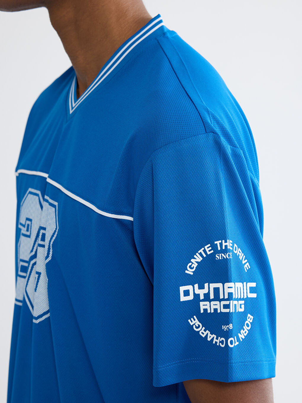 Mavi V Yaka Baskılı Erkek Tişört-2