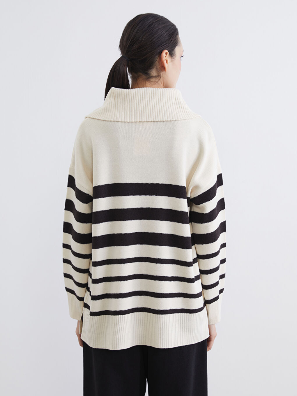 Striped oversized knit tunic with a stand-up collar.-3