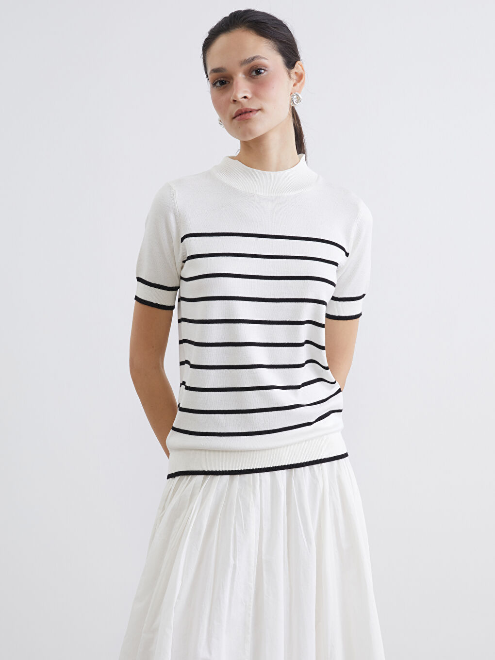 سترة تريكو نساء بياقة عالية مخططة