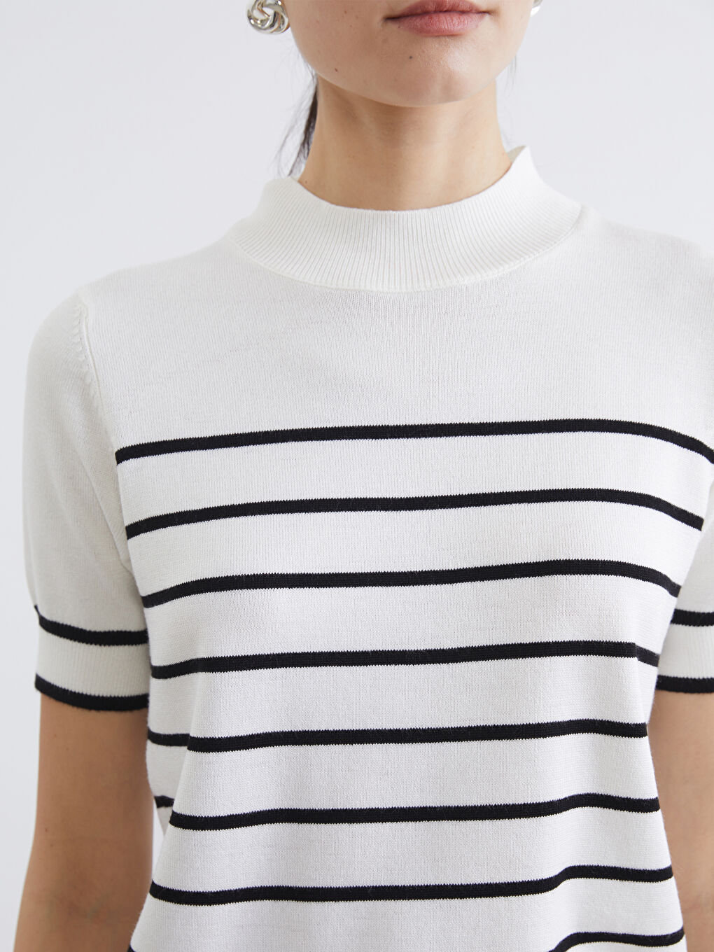 سترة تريكو نساء بياقة عالية مخططة-2