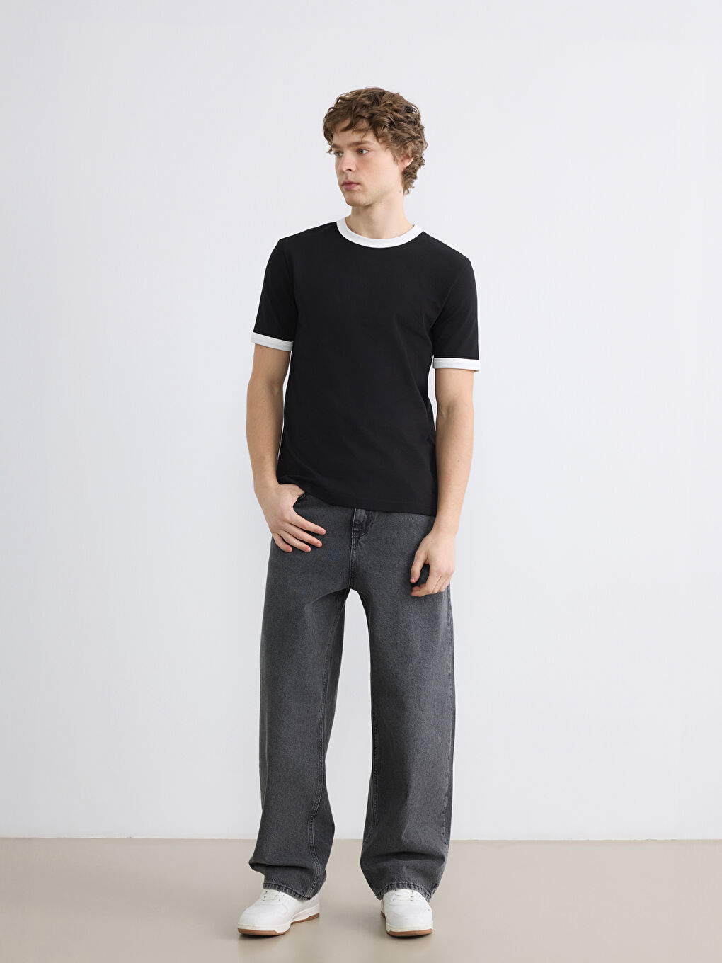 Siyah Bisiklet Yaka Penye Erkek Tişört-1