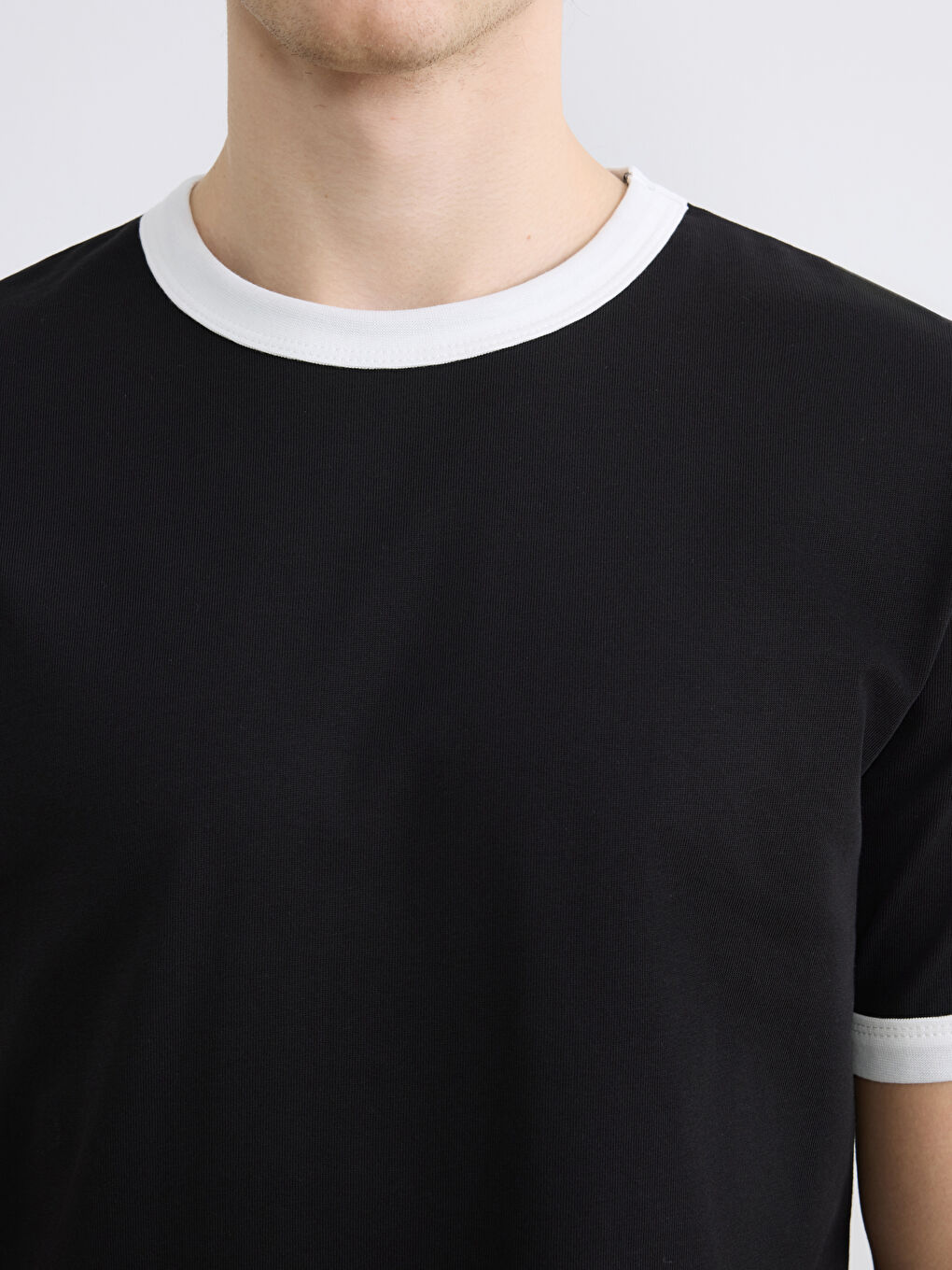 Siyah Bisiklet Yaka Penye Erkek Tişört-2