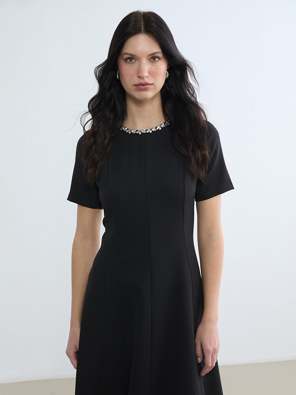 Siyah Bisiklet Yaka Taş İşlemeli A Kesim Kadın Elbise-1