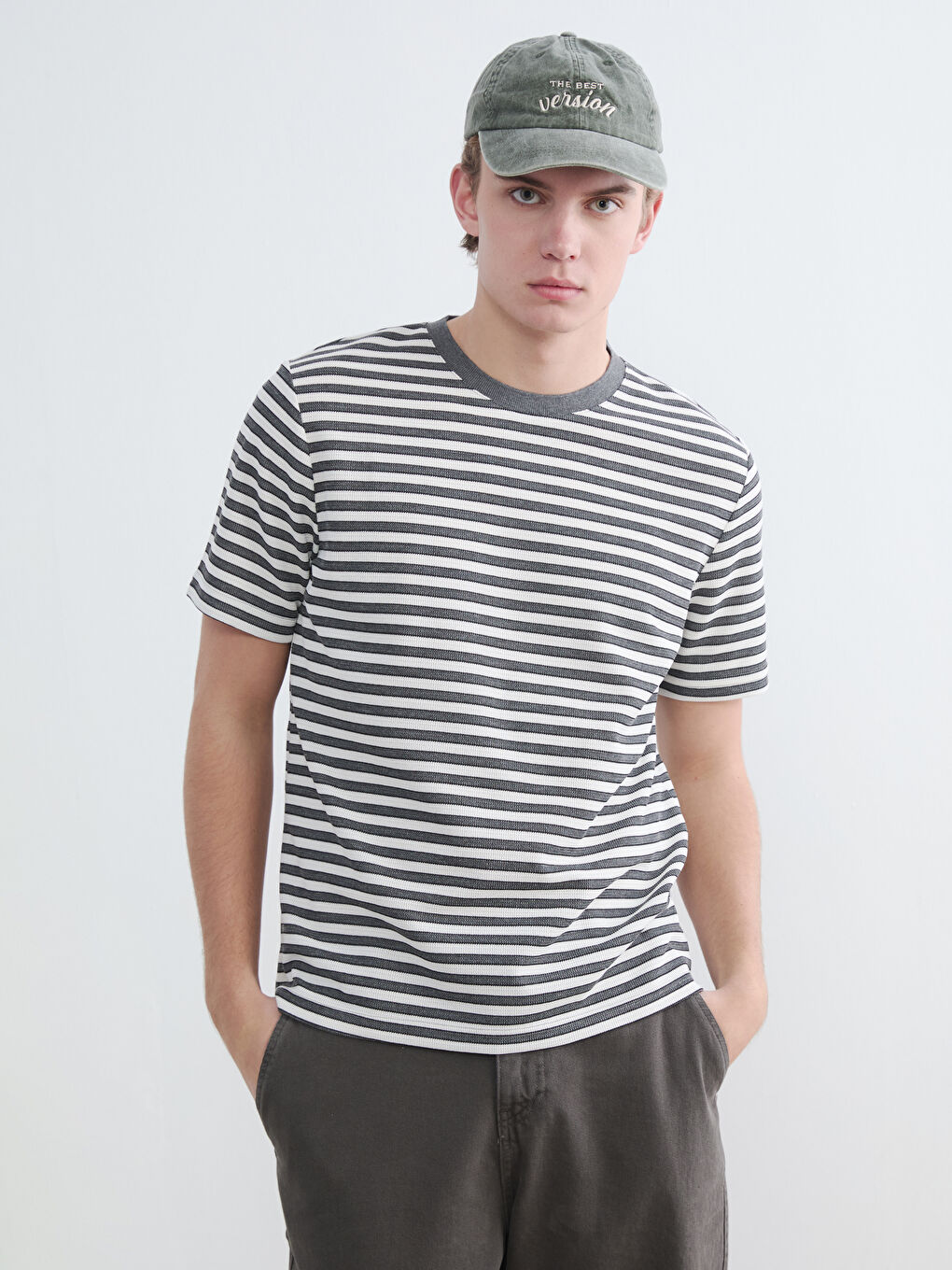 Gri Bisiklet Yaka Çizgili Erkek Tişört	