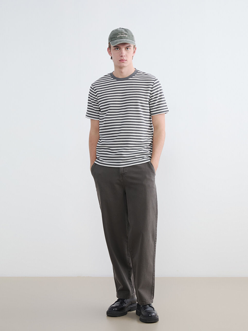 Gri Bisiklet Yaka Çizgili Erkek Tişört	-1