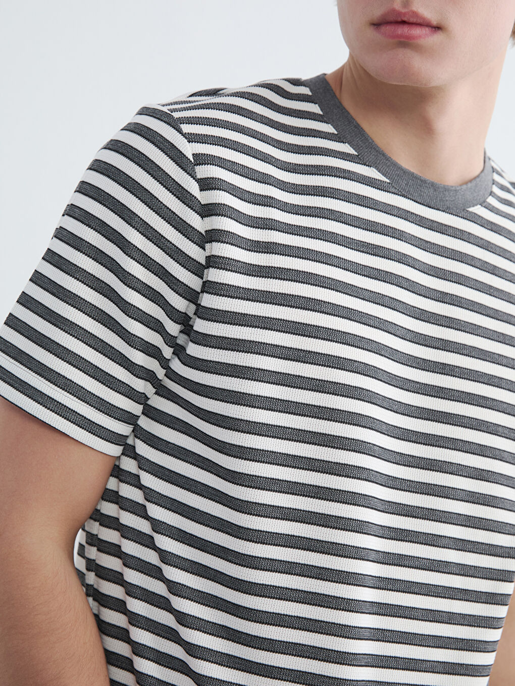 Gri Bisiklet Yaka Çizgili Erkek Tişört	-2