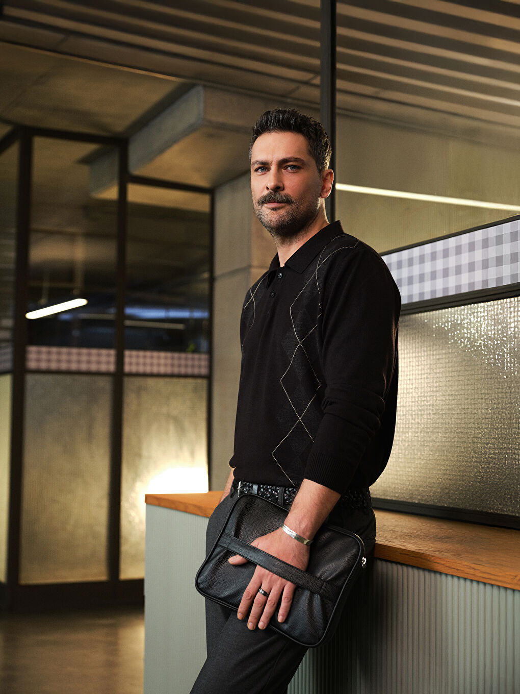 Siyah Polo Yaka Baklava Desenli Erkek Triko Kazak