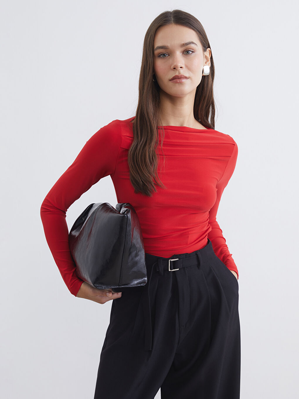 Kırmızı Dökümlü Yaka Büzgülü Bluz