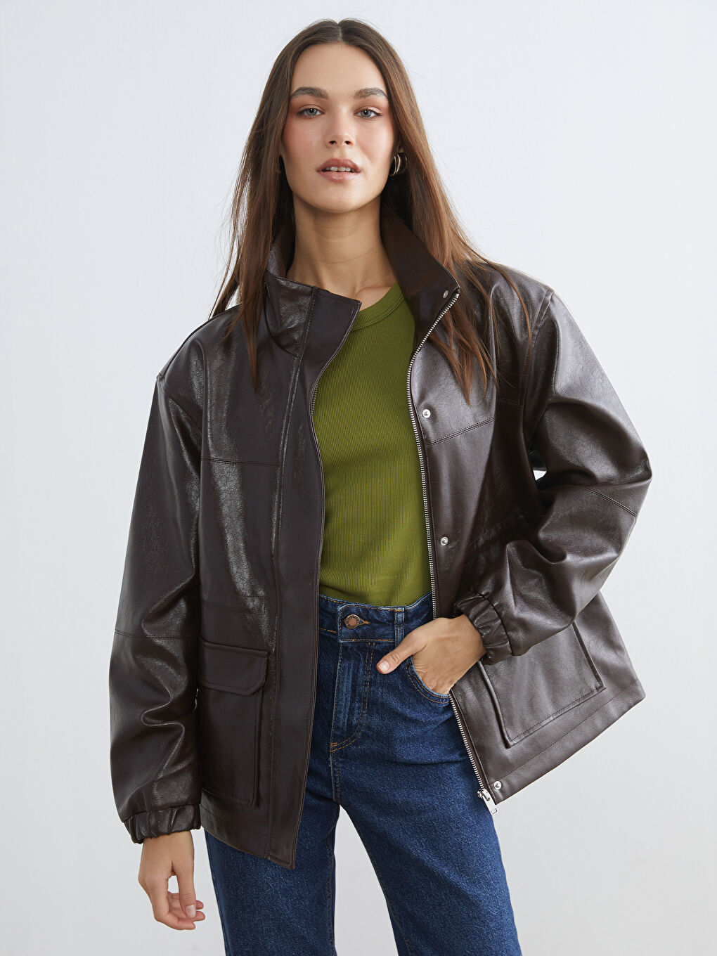 Kahverengi Dik Yaka Kadın Deri Görünümlü Mont