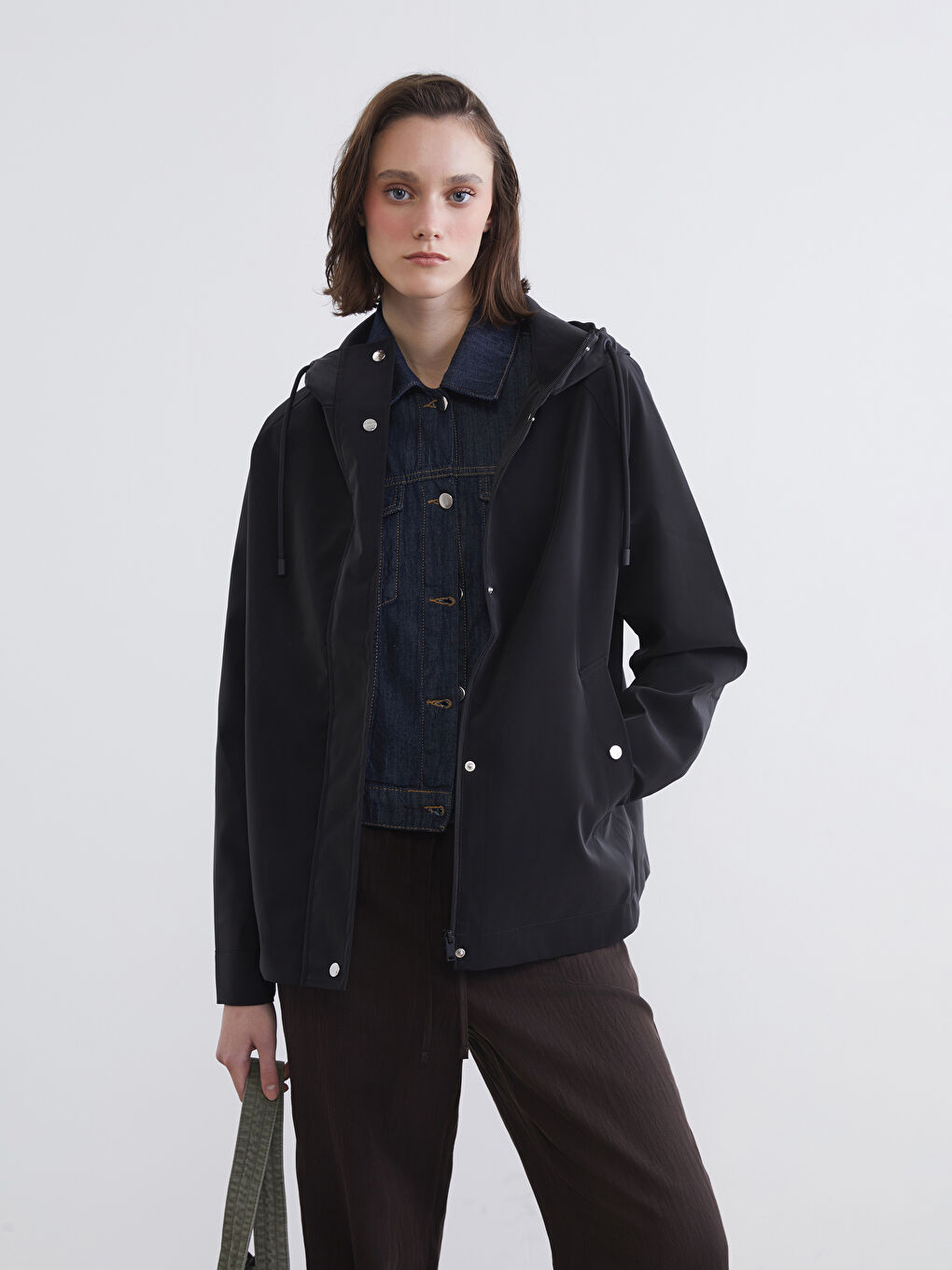 Siyah Kapüşonlu Oversize Kadın Deri Görünümlü Yağmurluk